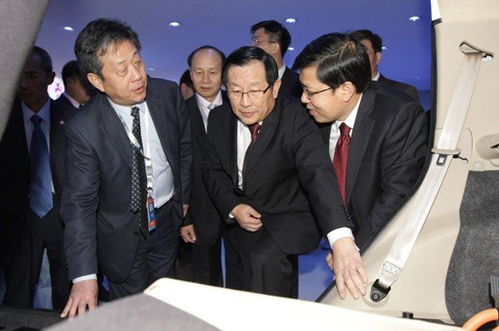 萬鋼親臨吉利展臺，高度評價智能化與物聯(lián)網(wǎng)技術融合創(chuàng)新